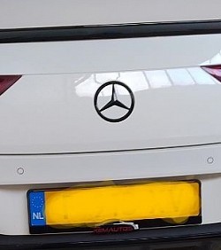 scharnierende emblemen worden helemaal rondom gewrapt