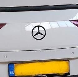 scharnierende emblemen worden helemaal rondom gewrapt