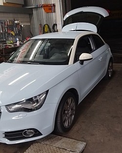 Audi A1 dakstijlen + spiegels van wit naar zwart.