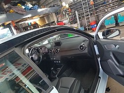 Uiteraard de dakstijlen tot onder de motorkap meegenomen.