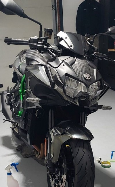 Kawasaki zh-2  hexis titanium chroom en carbon gewrapt