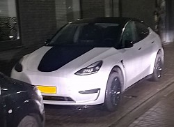Frunk gedeeltelijk gewrapt+dakstijlen+spiegels en logo's ultra gloss zwart
