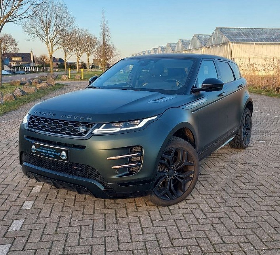 Evoque gewrapt in kmpf satin black green colorflip, delen zoals diffuser skirts e.d. 3m 2080 high gloss, velgen mattzwart gespoten, wielbouten en remklauwen in brons metallic