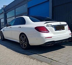 Mercedes E63s ontchroomd incl spoiler en dak